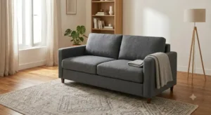Canapé lit express fermé au design scandinave moderne avec tissu gris et pieds en bois dans un séjour lumineux