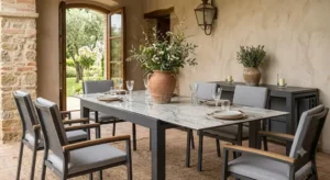Tavolo allungabile con piano in ceramica effetto marmo e gambe metalliche dal gusto contemporaneo.